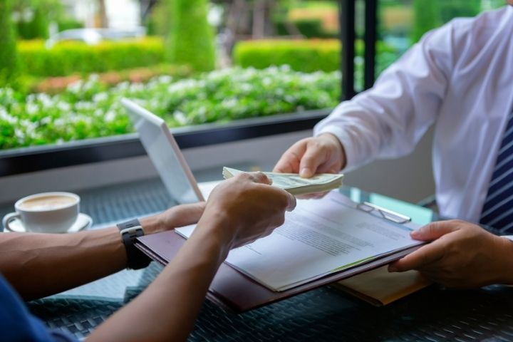 Buyer and seller negotiating an off market business acquisition
